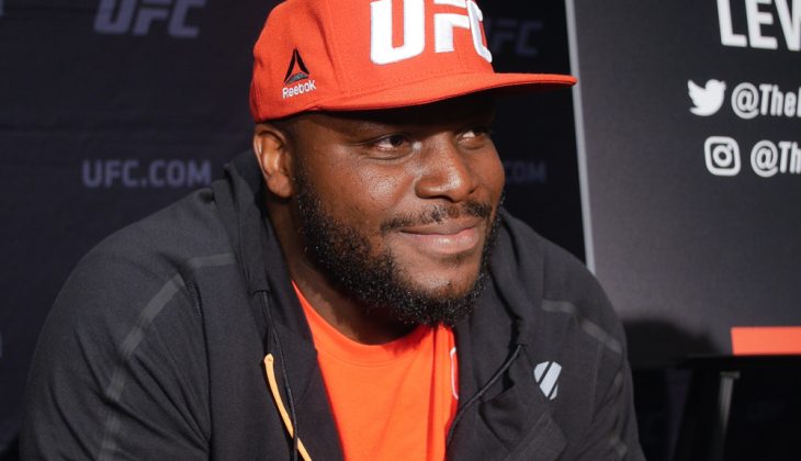 Derrick Lewis con gorra de UFC