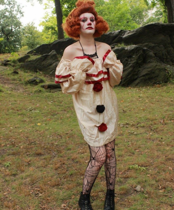 Mujer disfrazada como Pennywise