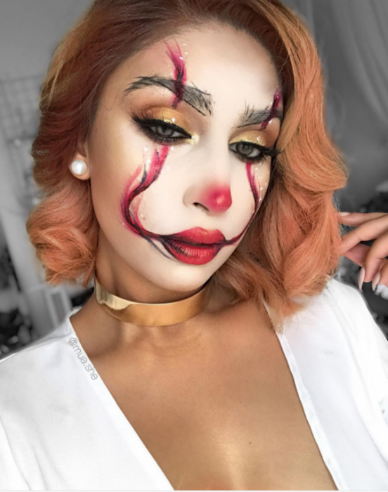 Mujer disfrazada como Pennywise