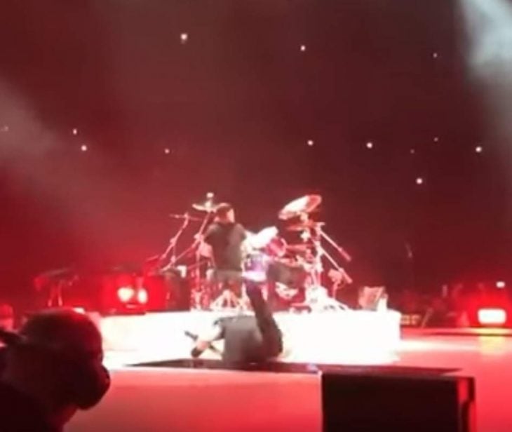 James Hetfield se cae en el escenario