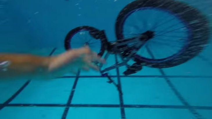 salta con su bici a una piscina