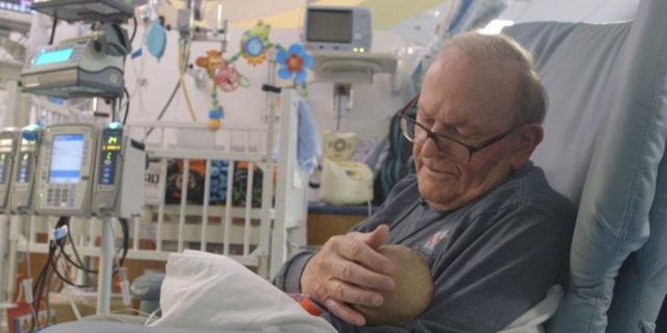 Abuelo cargando a un bebé