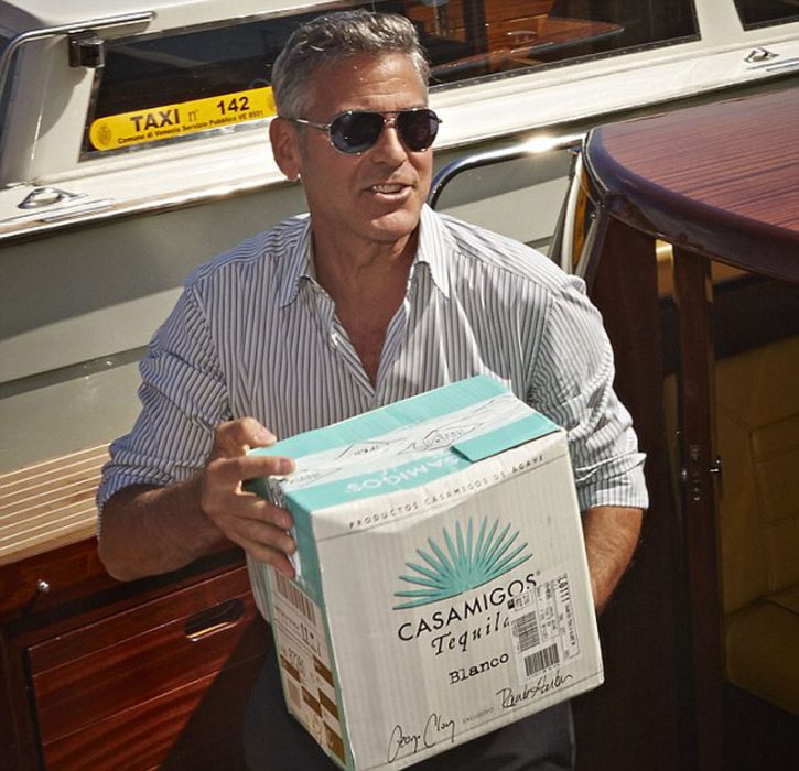 George Clooney carga una caja