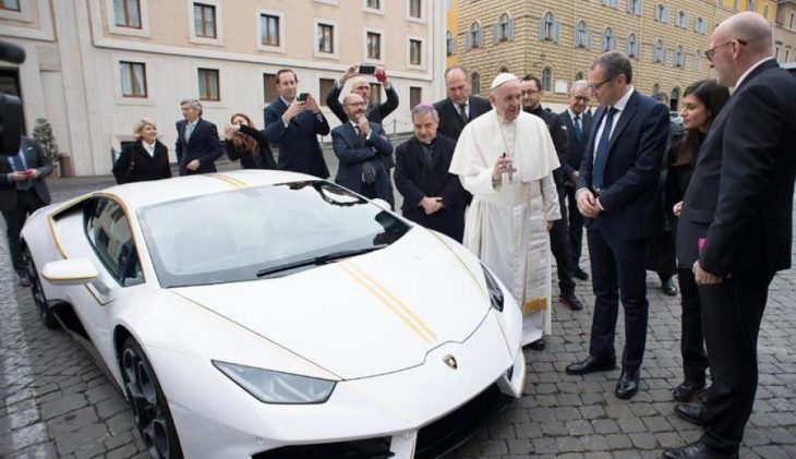 Papa con un Lamboghini Huracan