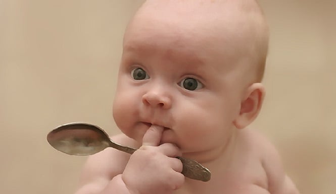 Bebé con cuchara