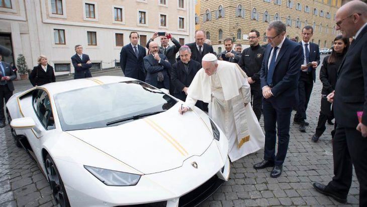 Papa firma un Lamborghini