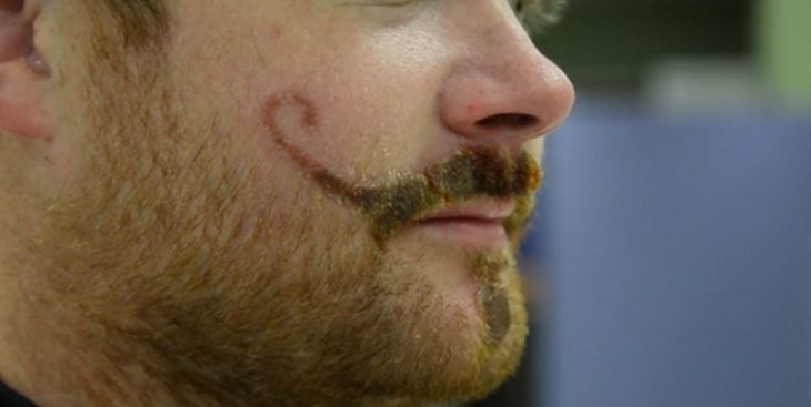hombre tatuaje bigote henna