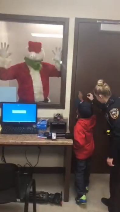 Niño habló al 911 Grinch