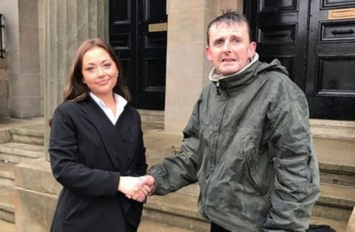 Mujer saluda a vagabundo en Glasgow