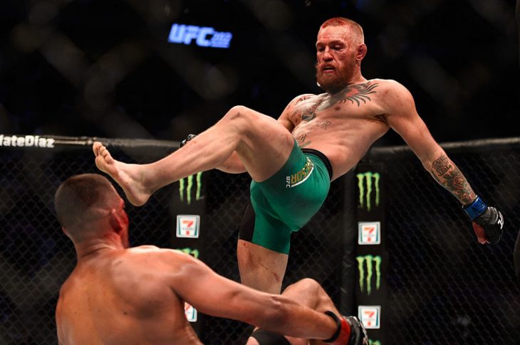 Connor McGregor da patada