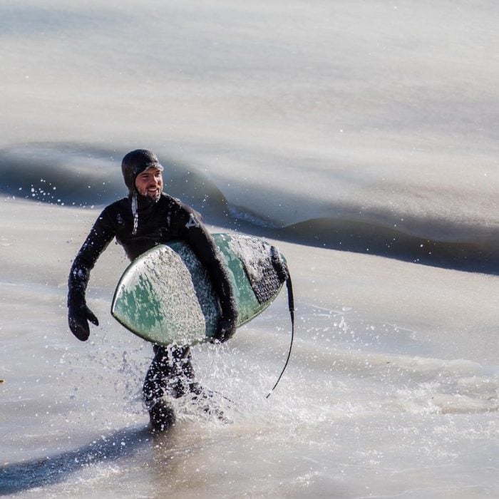 surfista aguas congeladas