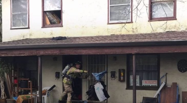 Mató araña e incendió la casa