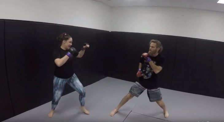 Pelea MMA mujer vs hombre