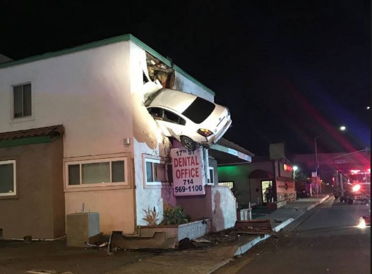 Auto estrellado en segundo piso