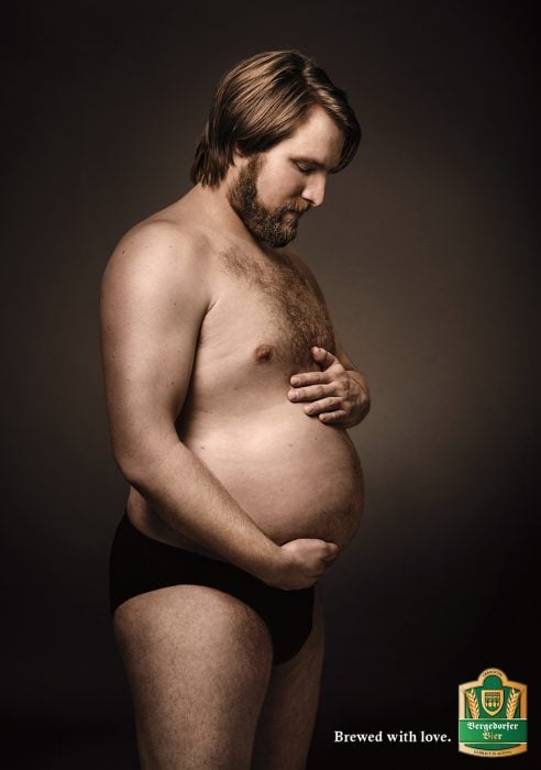Hombres posan embarazo panza chelera