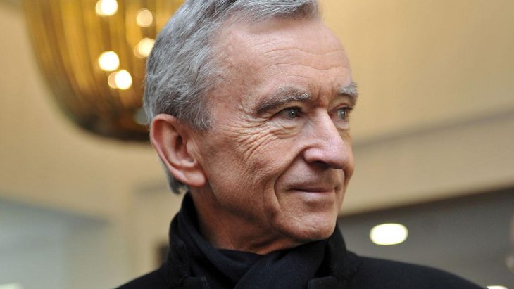 Bernard Arnault sonríe