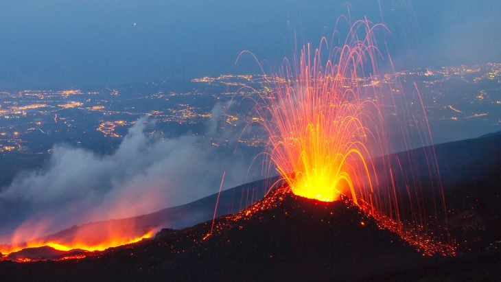 Volcán en erupción