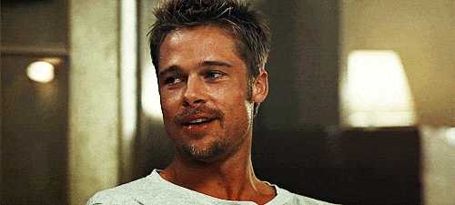 Brad Pitt sonríe
