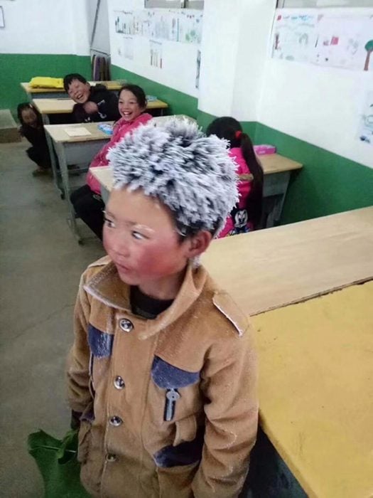 Niño chino con el cabello congelado