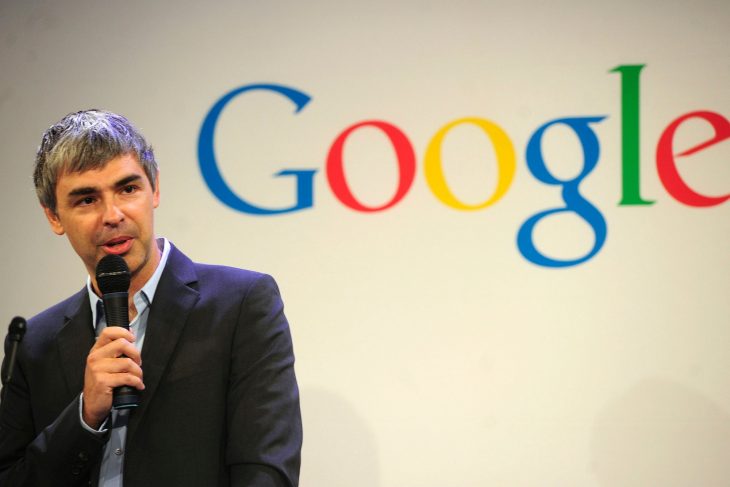 Larry Page hablando en el micrófono