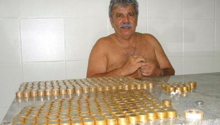 Hombre con muchas monedas