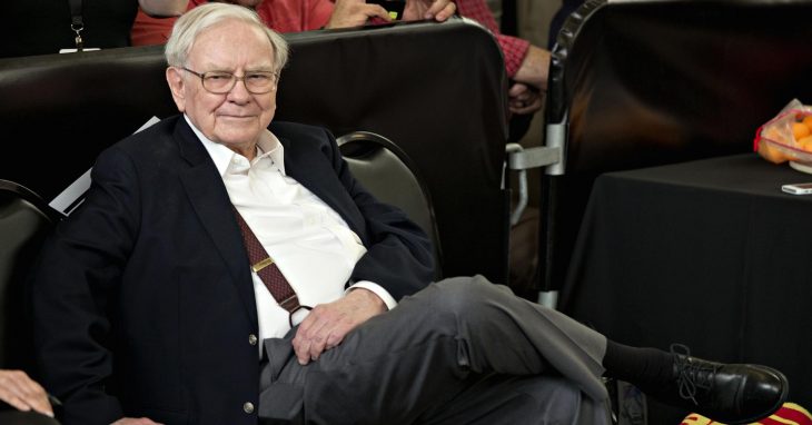 Warren Buffett sentado