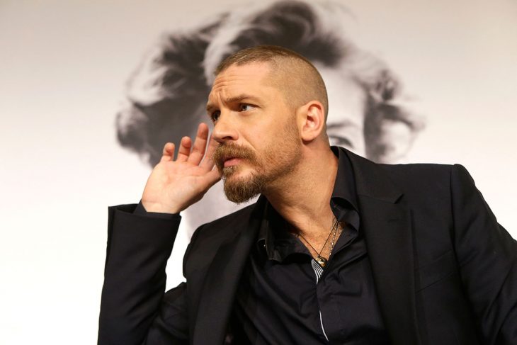 Tom Hardy escucha