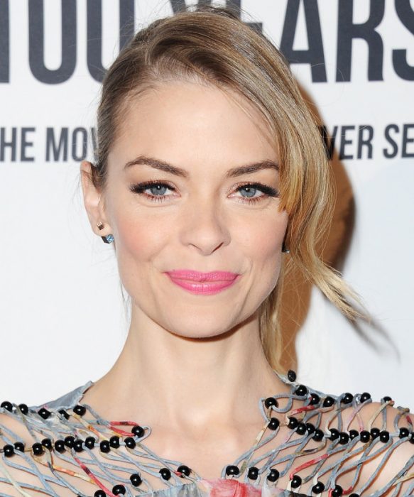 Jaime King sonríe