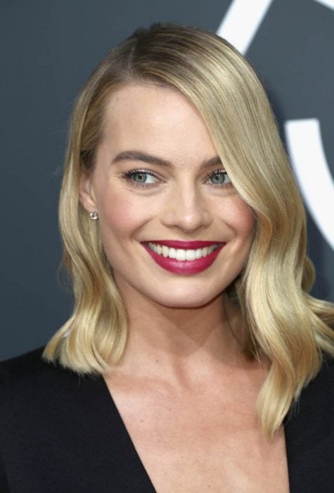 Margot Robbie sonríe