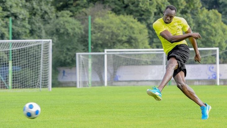 Usain Bolt juega futbol