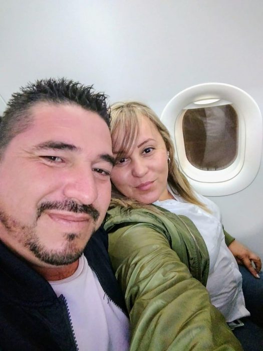 Pareja en el avión