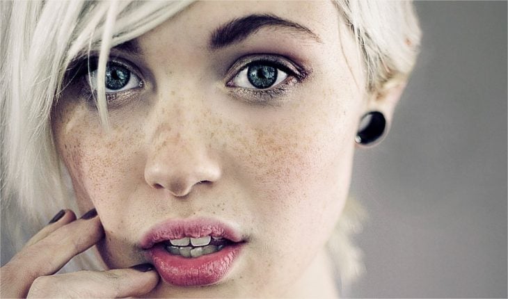 Chicas bellas con pecas