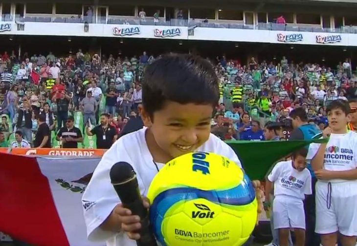 Niño en partido de futbol