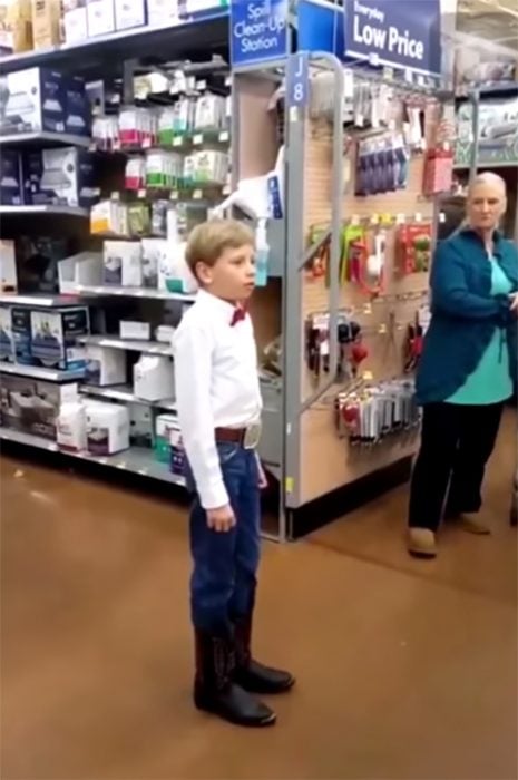 Niño canta en Walmart