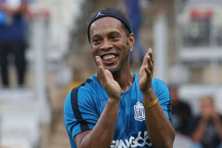 Ronaldinho aplaude