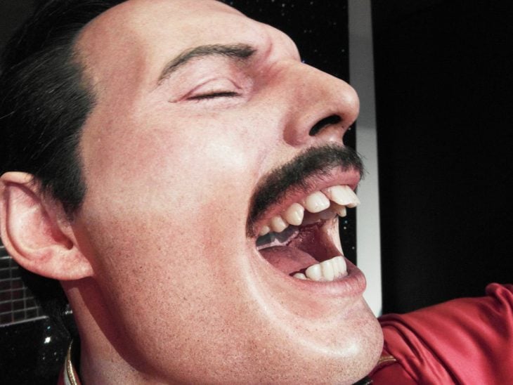 Freddy Mercury cantando