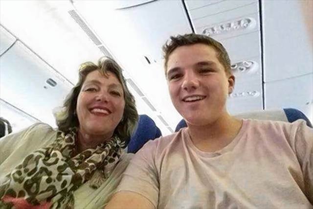 Madre e hijo en avión