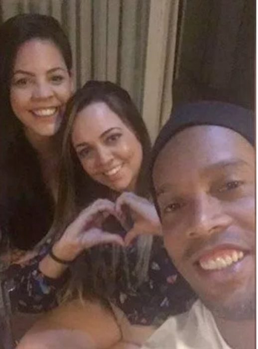 Ronaldinho y sus dos novias