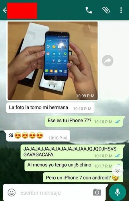 se burla del cel de su amigo