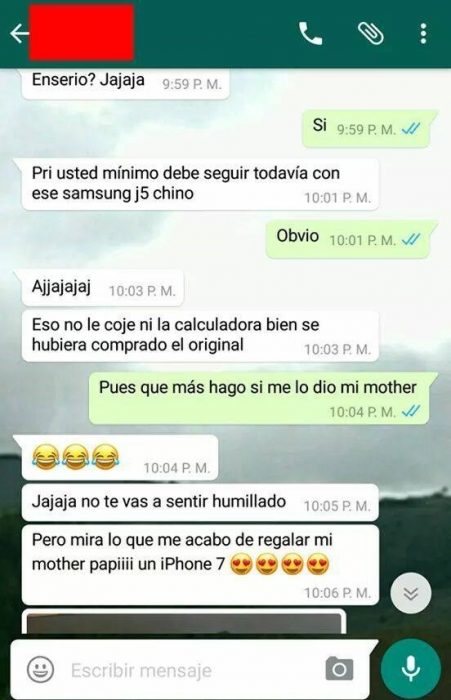 se burla del cel de su amigo