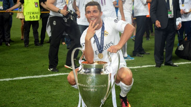 Cristiano Ronaldo con trofeo