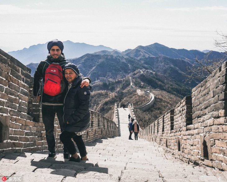 Joven y su abuela de viaje por Asia