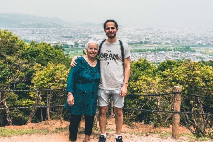 Joven y su abuela de viaje por Asia