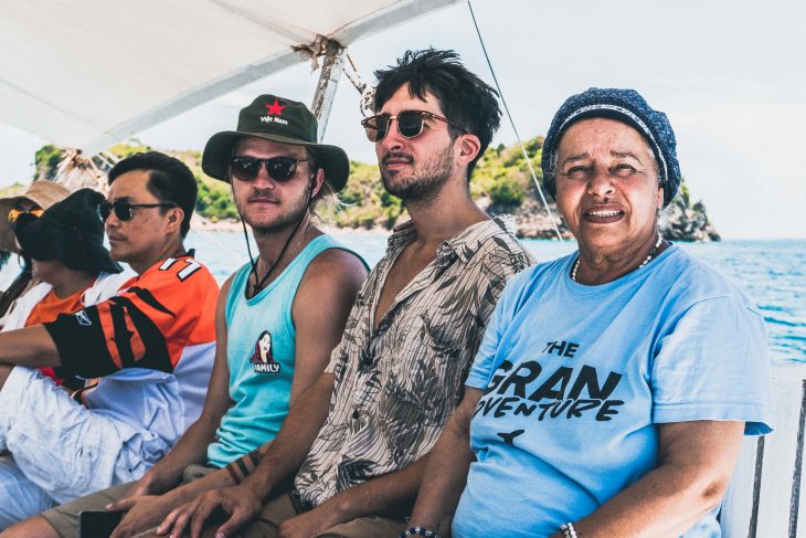 Joven y su abuela de viaje por Asia