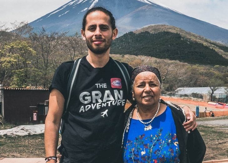 Joven y su abuela de viaje por Asia