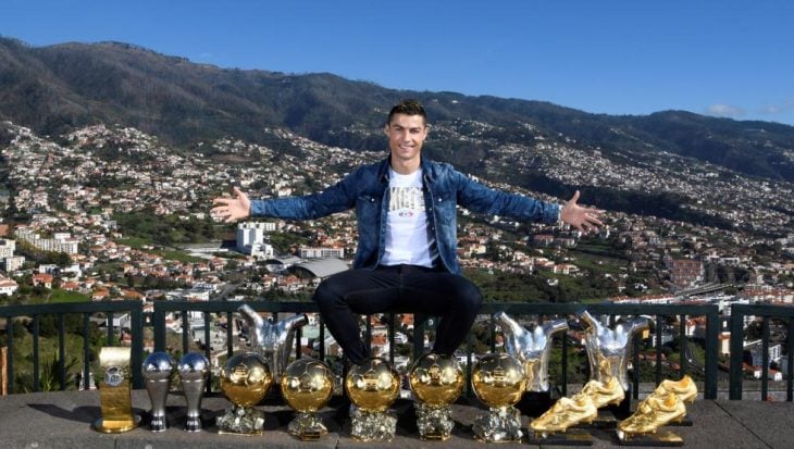 Cristiano Ronaldo con sus trofeos