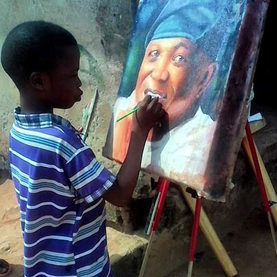 Niño pintando