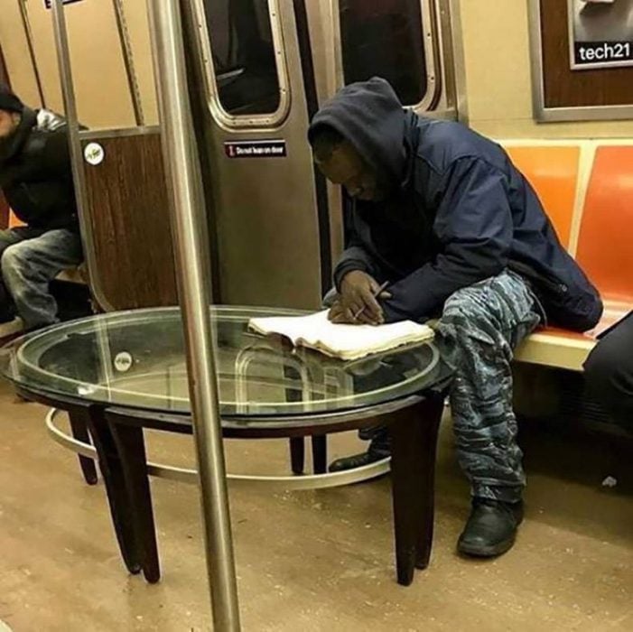 hombre con mesa en metro