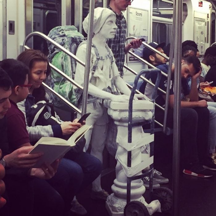 hombre yeso en el metro