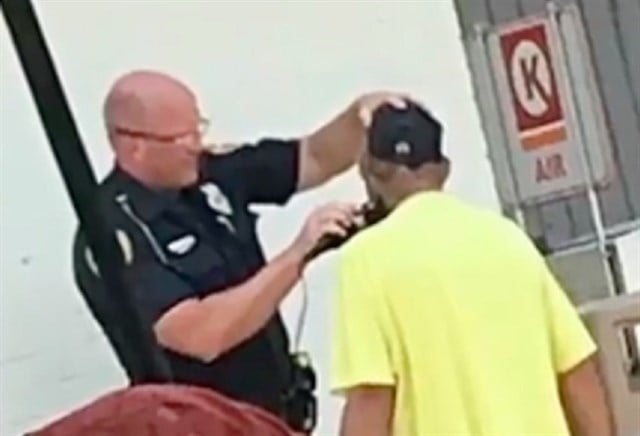 Policía afeita a indigente